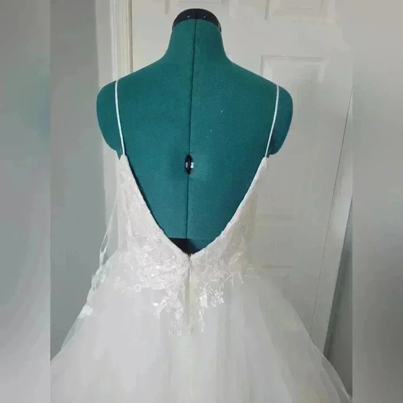 NWT Tara Keely Rhea Size 12 (US 8) Ballgown Wedding Dress with Floral appliques - Picture 2 of 7